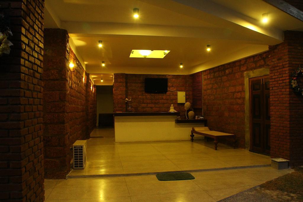 Lanka Bangla Inn Villas Restaurant & Travels كاتوناياكى المظهر الخارجي الصورة