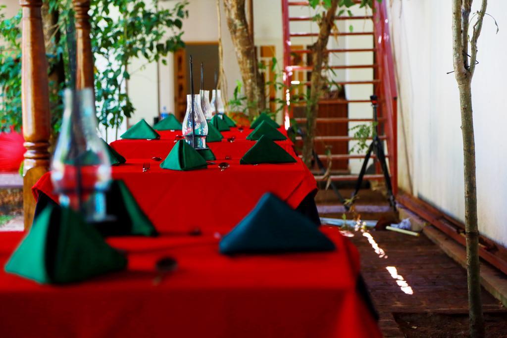 Lanka Bangla Inn Villas Restaurant & Travels كاتوناياكى المظهر الخارجي الصورة