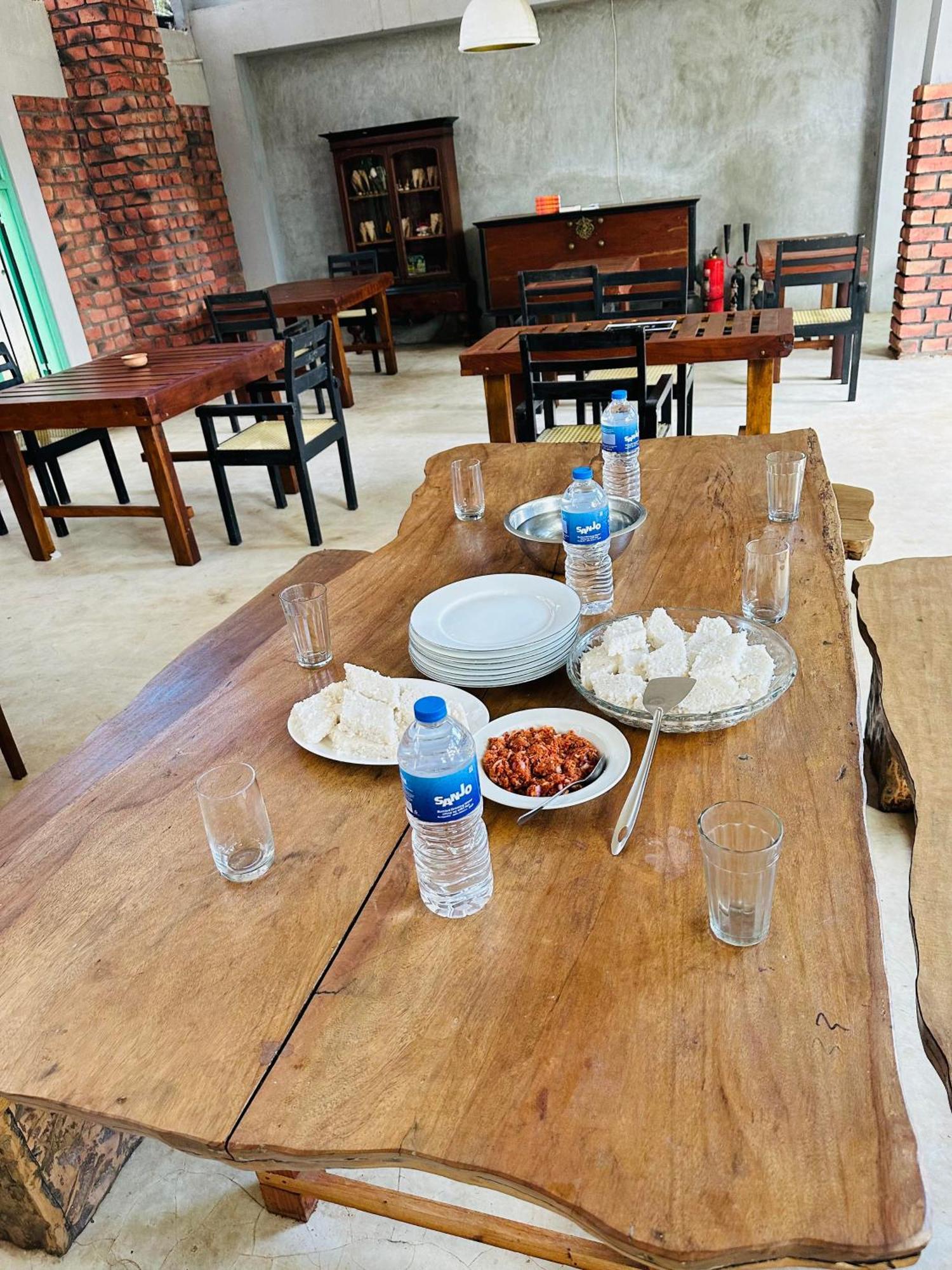 Lanka Bangla Inn Villas Restaurant & Travels كاتوناياكى المظهر الخارجي الصورة