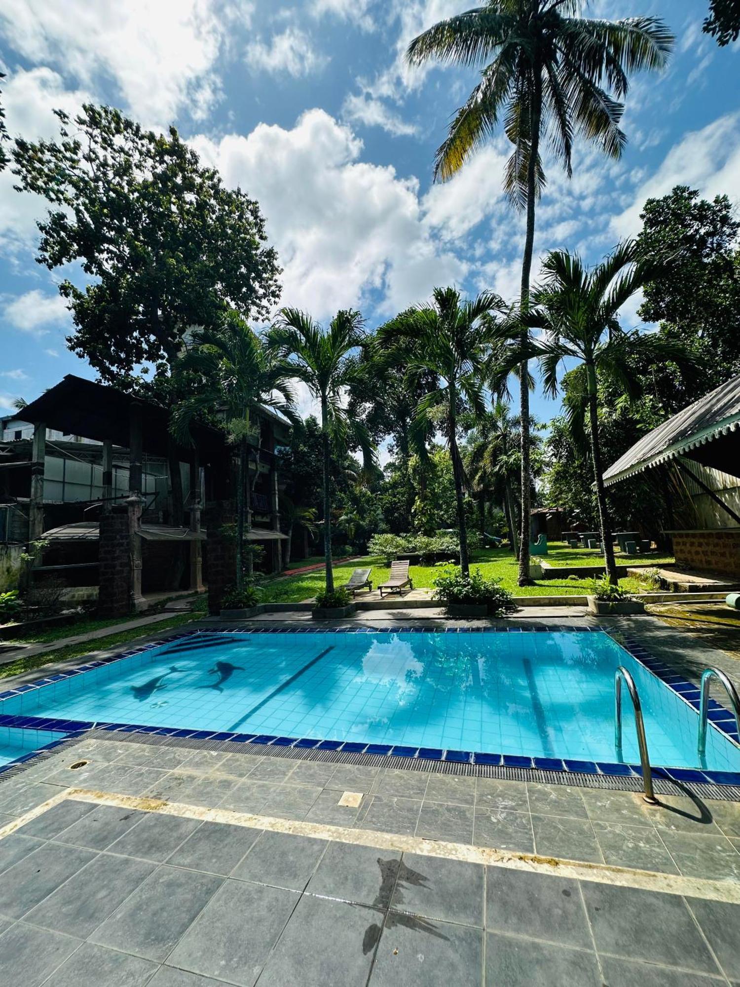 Lanka Bangla Inn Villas Restaurant & Travels كاتوناياكى المظهر الخارجي الصورة