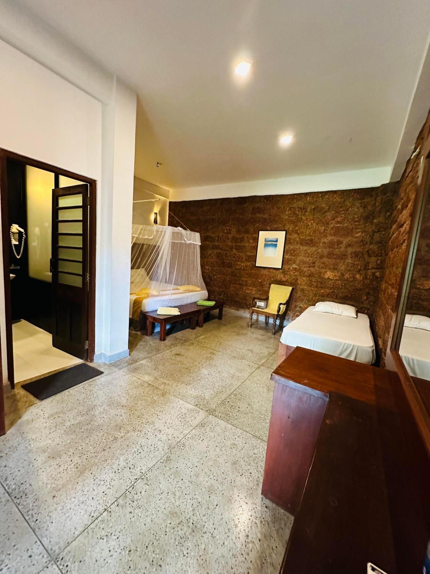 Lanka Bangla Inn Villas Restaurant & Travels كاتوناياكى المظهر الخارجي الصورة