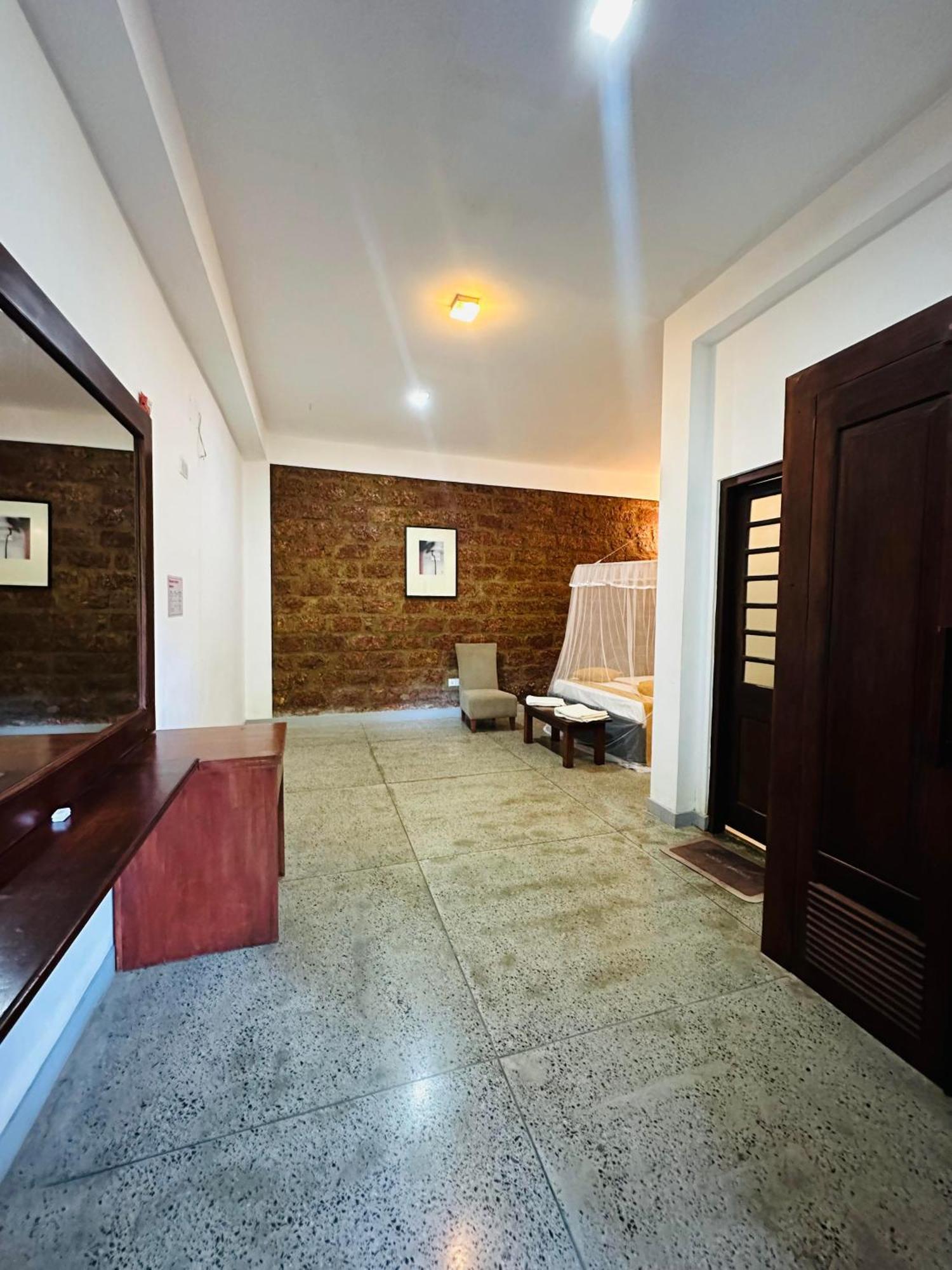Lanka Bangla Inn Villas Restaurant & Travels كاتوناياكى المظهر الخارجي الصورة