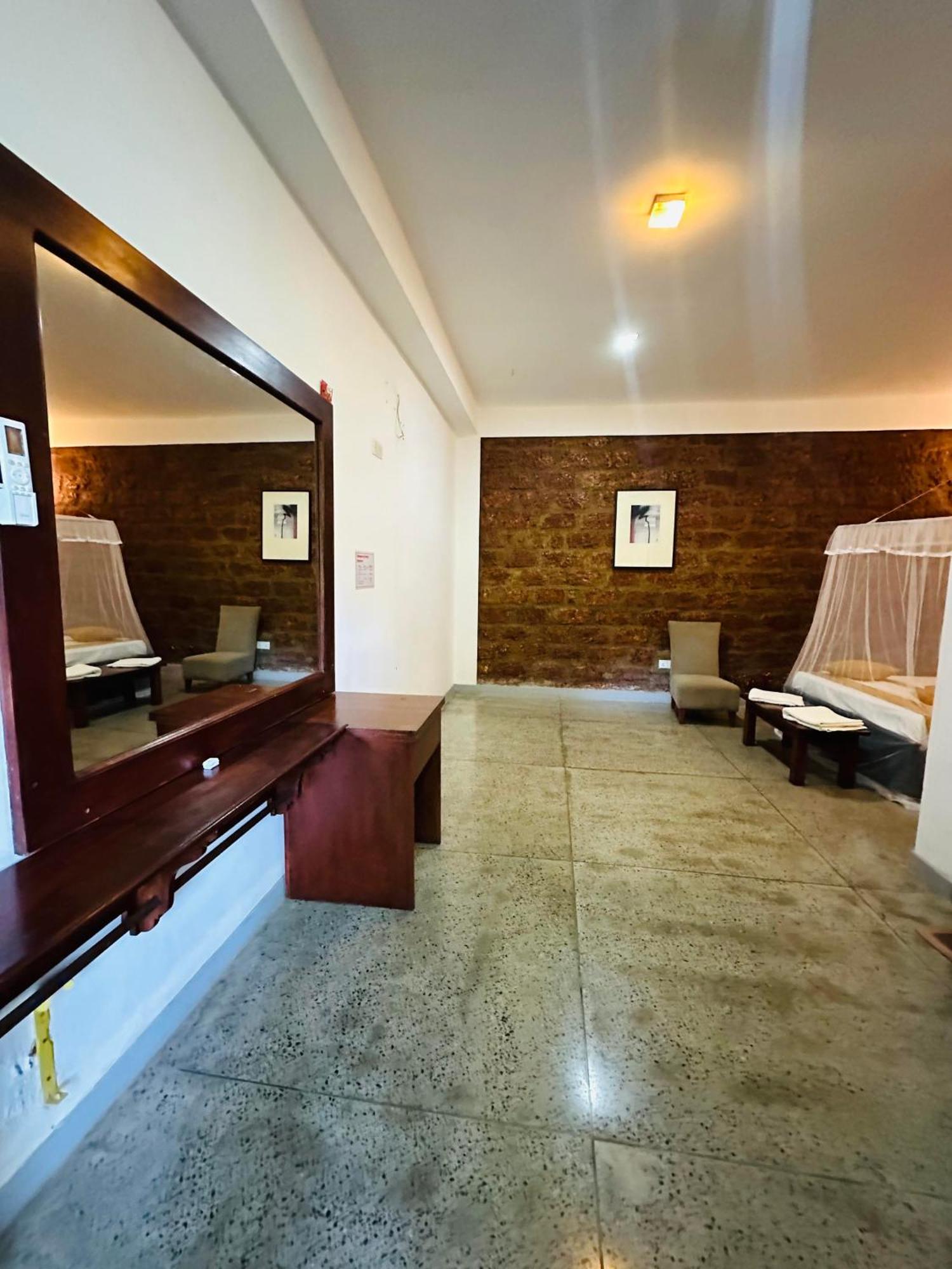Lanka Bangla Inn Villas Restaurant & Travels كاتوناياكى المظهر الخارجي الصورة