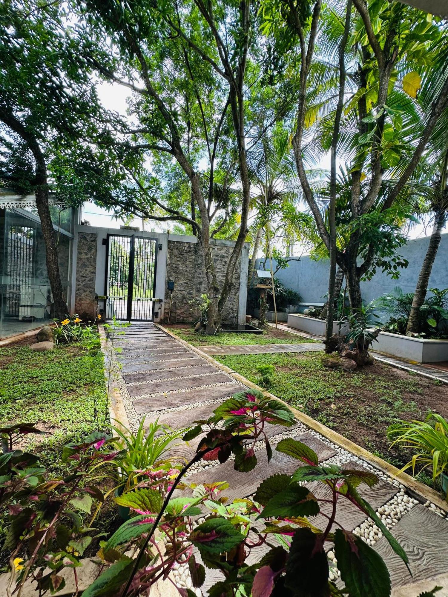 Lanka Bangla Inn Villas Restaurant & Travels كاتوناياكى المظهر الخارجي الصورة