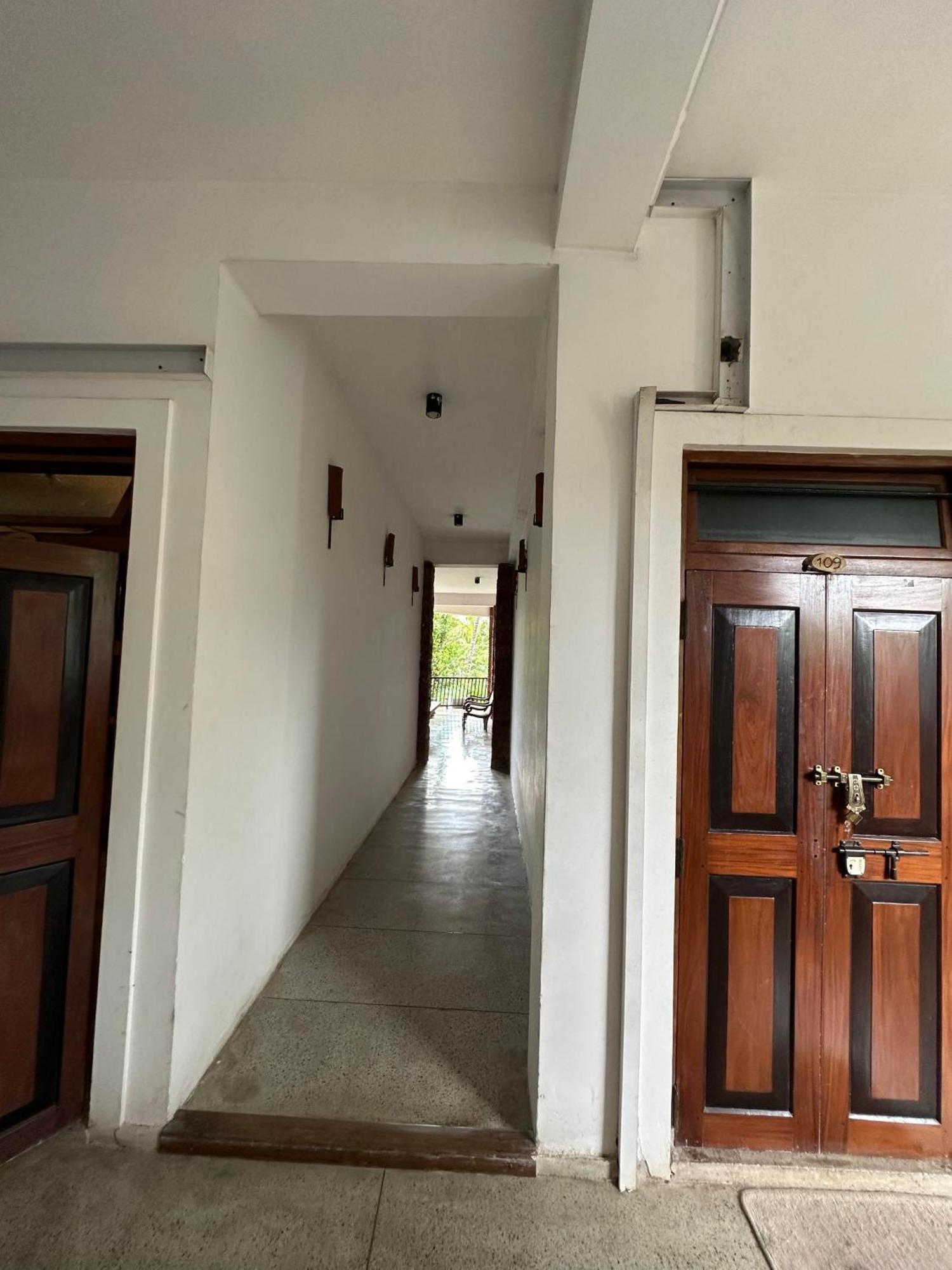Lanka Bangla Inn Villas Restaurant & Travels كاتوناياكى المظهر الخارجي الصورة