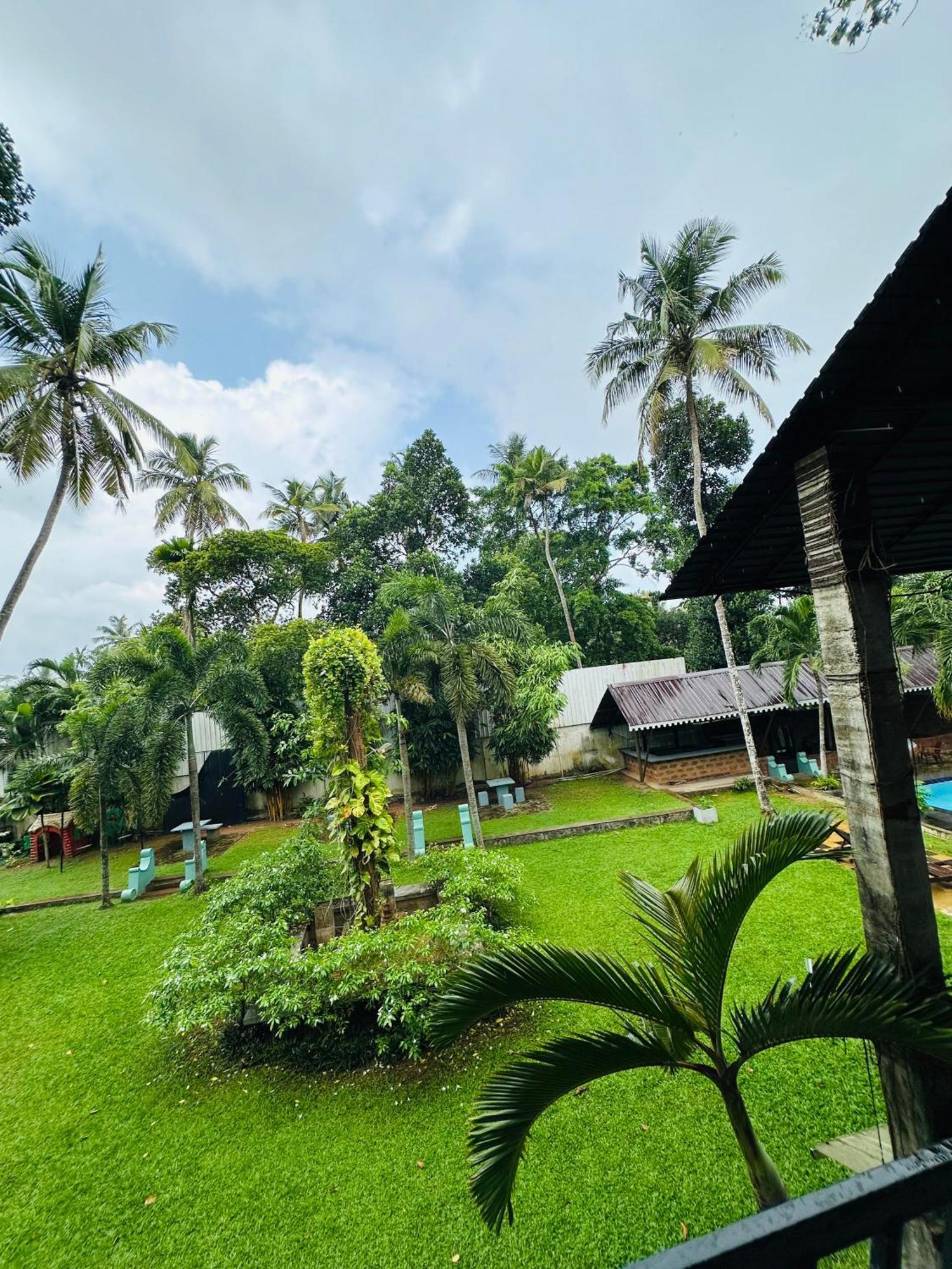 Lanka Bangla Inn Villas Restaurant & Travels كاتوناياكى المظهر الخارجي الصورة