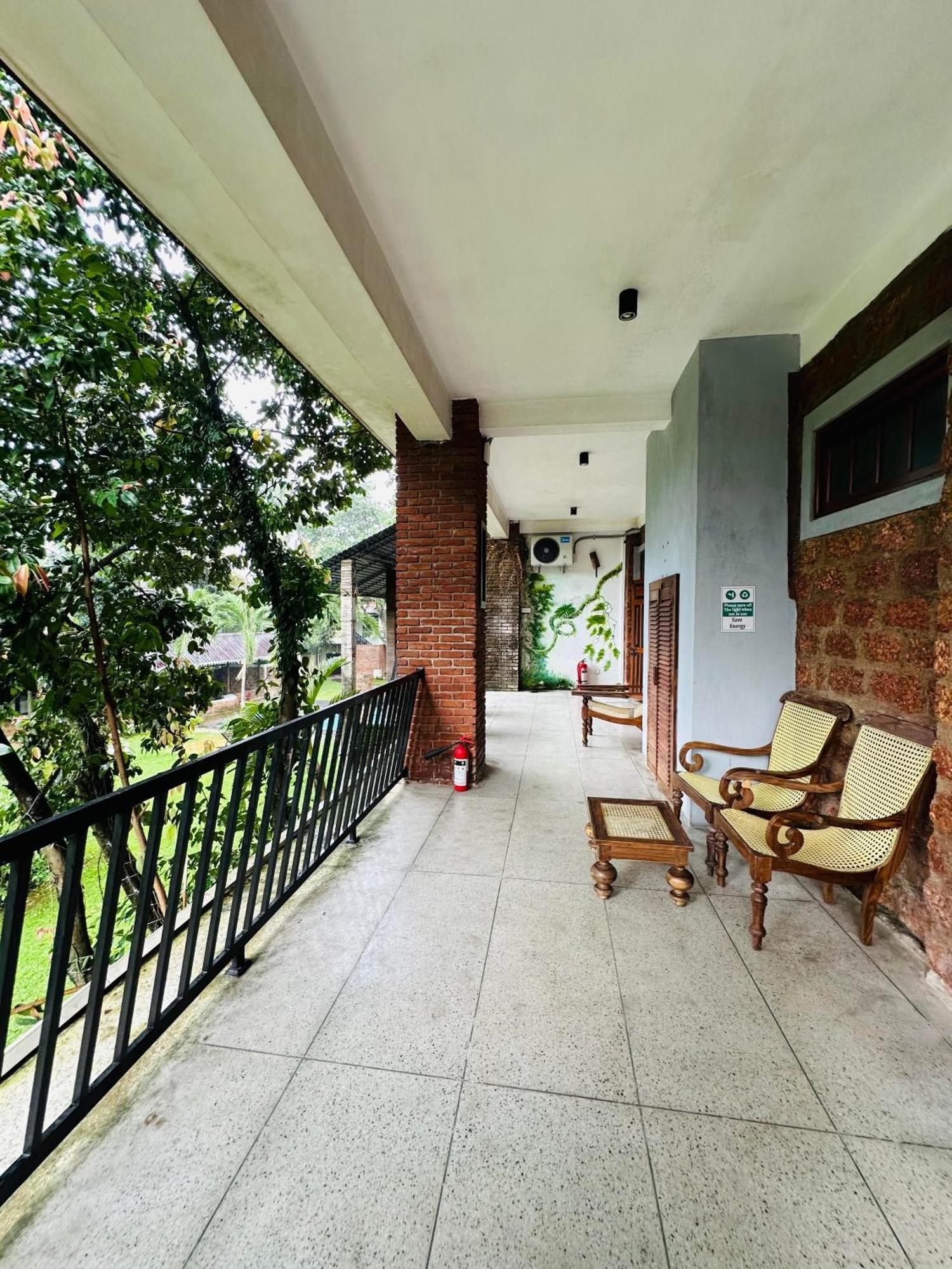 Lanka Bangla Inn Villas Restaurant & Travels كاتوناياكى المظهر الخارجي الصورة