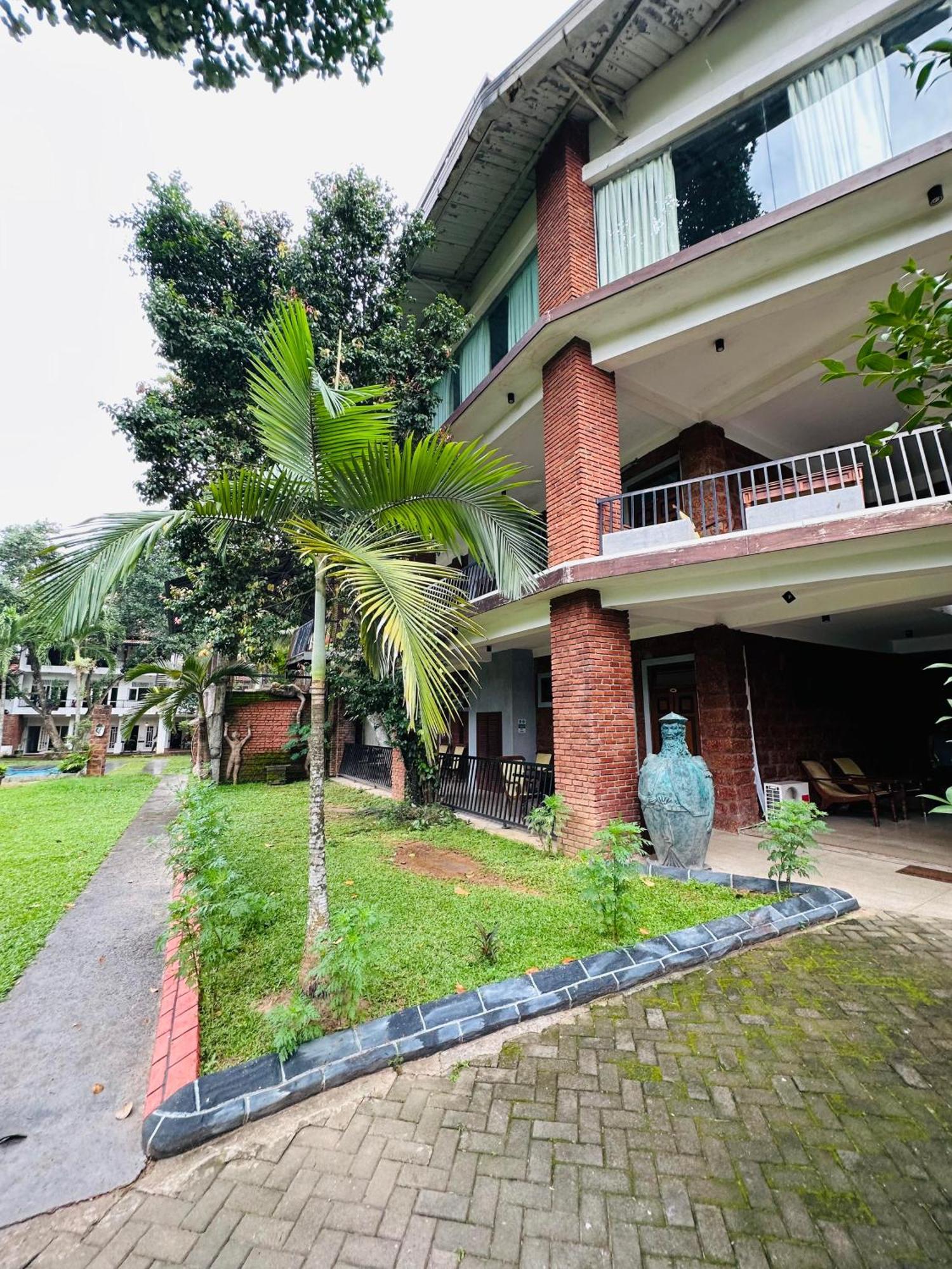 Lanka Bangla Inn Villas Restaurant & Travels كاتوناياكى المظهر الخارجي الصورة