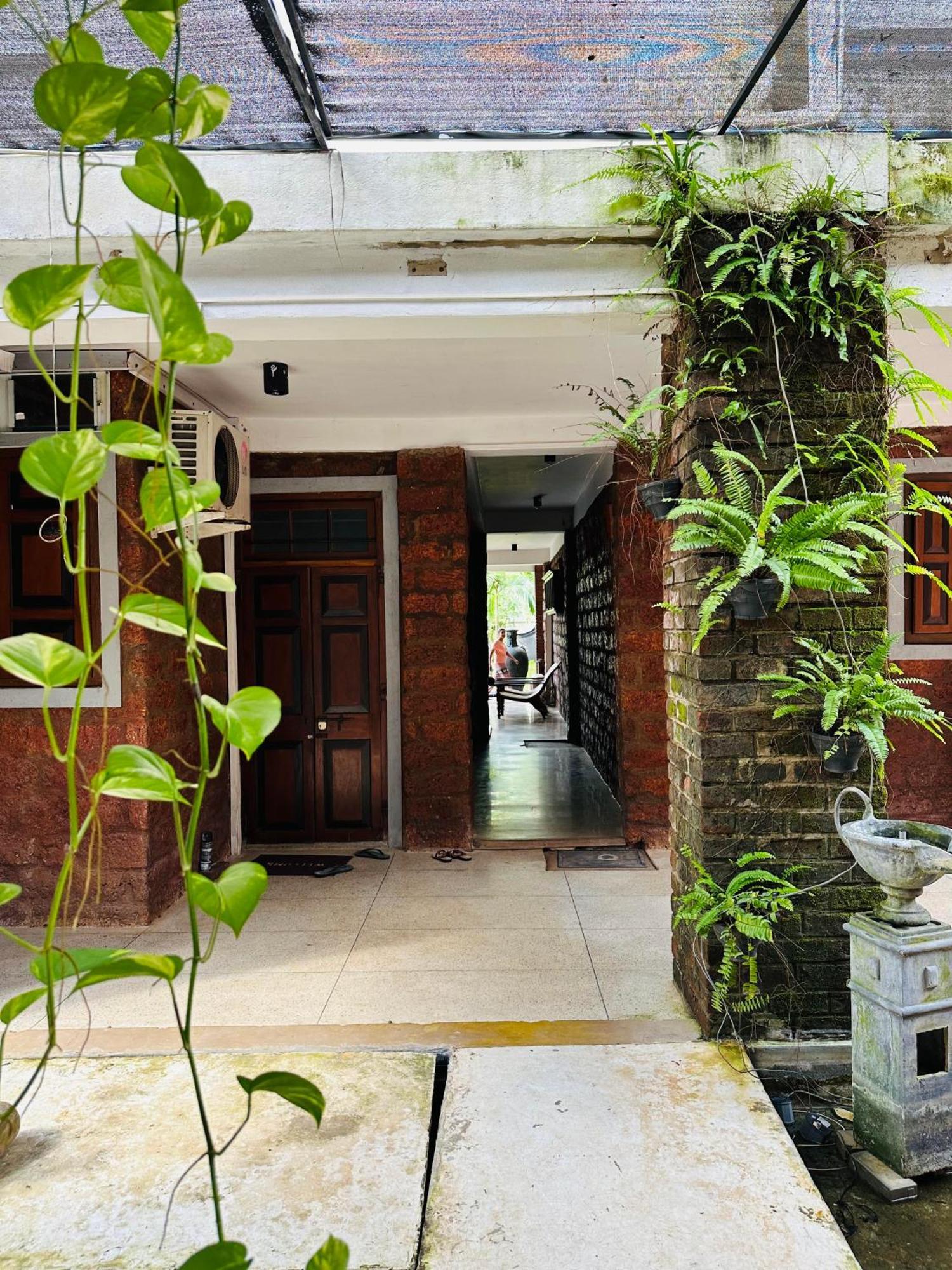 Lanka Bangla Inn Villas Restaurant & Travels كاتوناياكى المظهر الخارجي الصورة