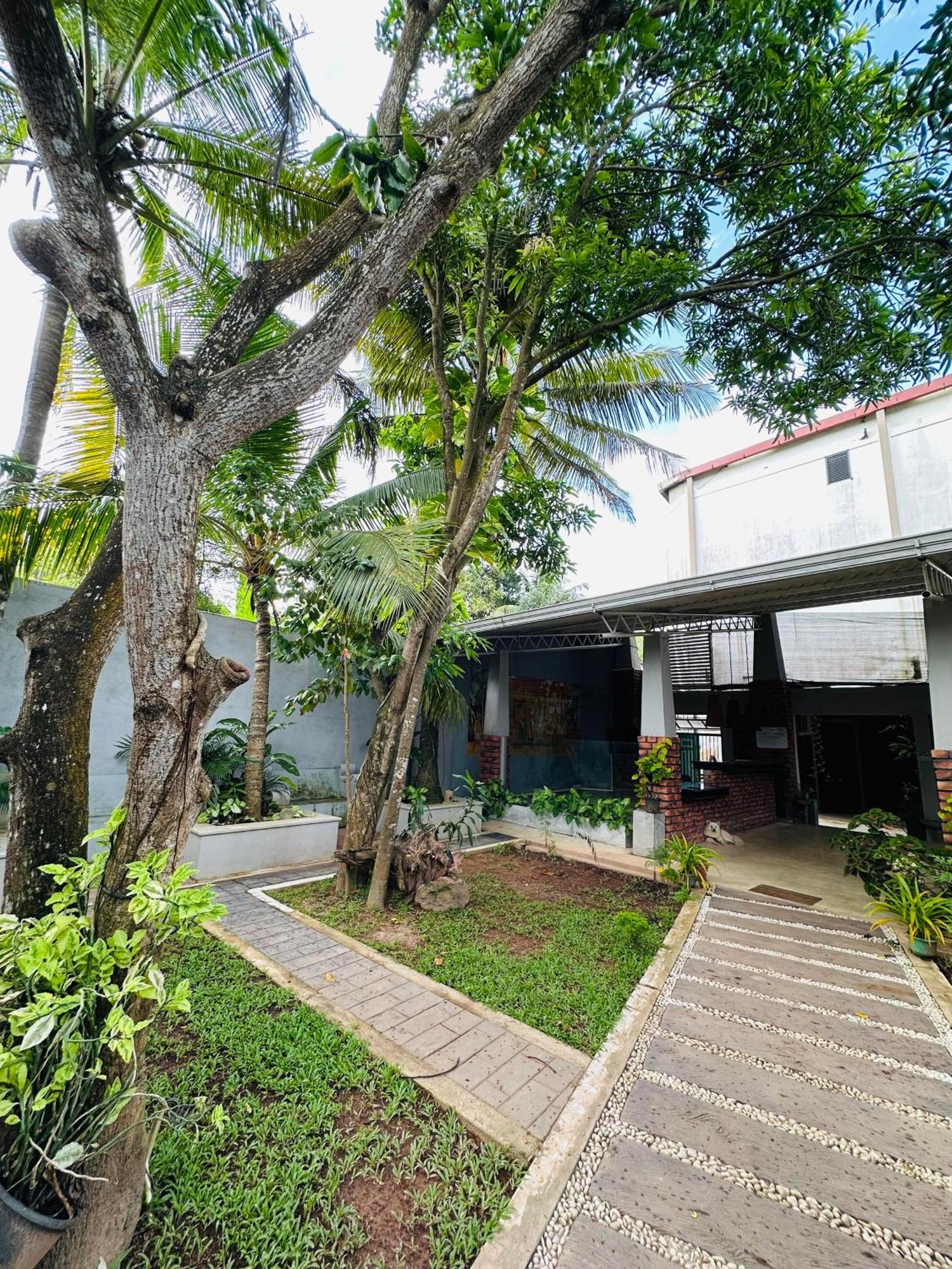 Lanka Bangla Inn Villas Restaurant & Travels كاتوناياكى المظهر الخارجي الصورة