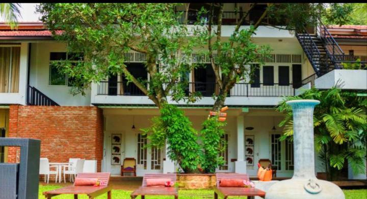 Lanka Bangla Inn Villas Restaurant & Travels كاتوناياكى المظهر الخارجي الصورة