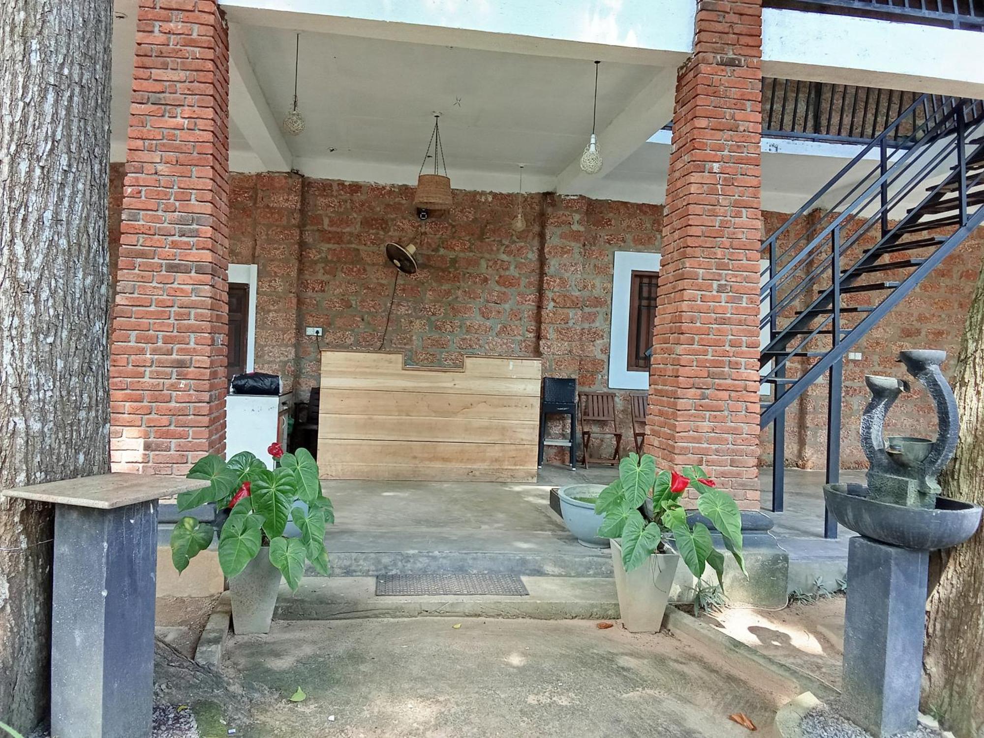Lanka Bangla Inn Villas Restaurant & Travels كاتوناياكى المظهر الخارجي الصورة