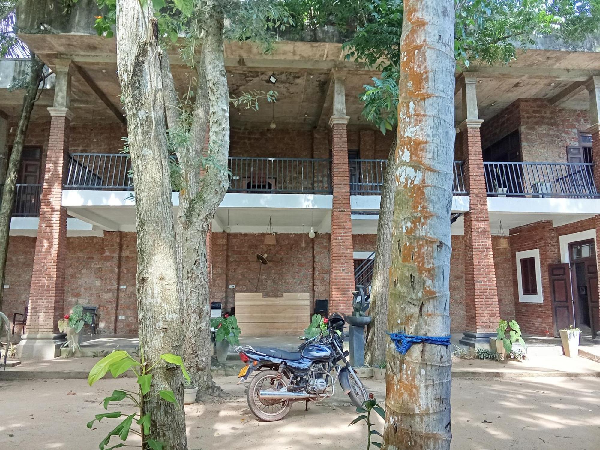 Lanka Bangla Inn Villas Restaurant & Travels كاتوناياكى المظهر الخارجي الصورة